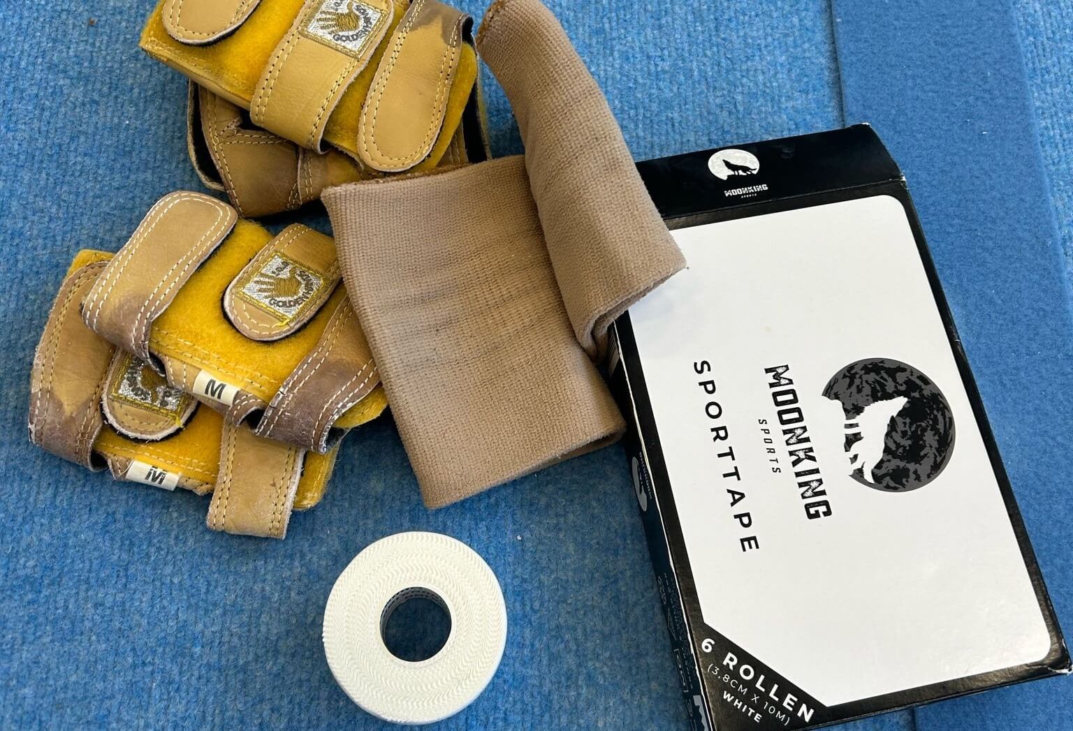 MoonKing Sports Sporttape auf der Bodenfläche mit Handgelenksbandagen