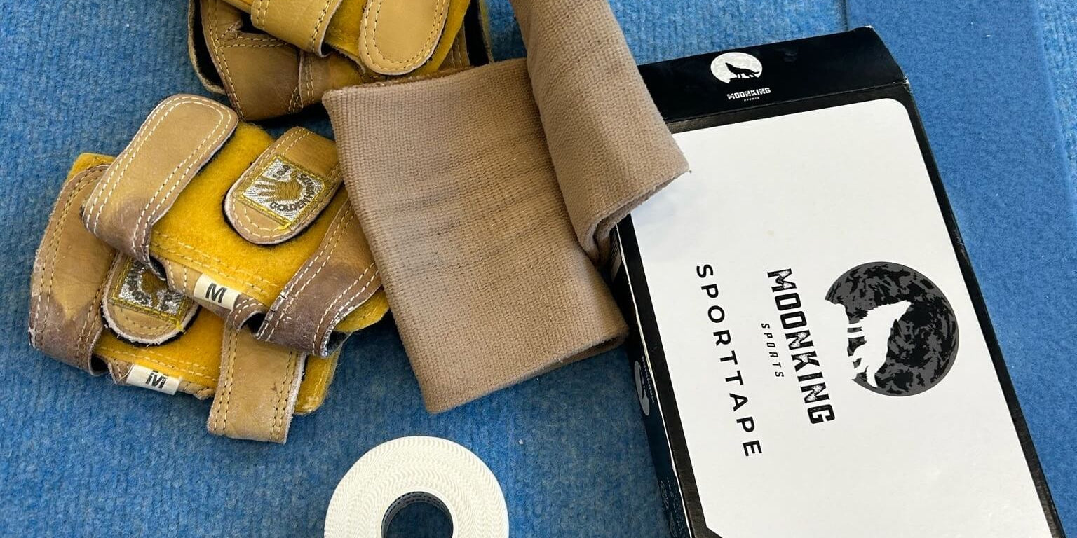 MoonKing Sports Sporttape auf der Bodenfläche mit Handgelenksbandagen