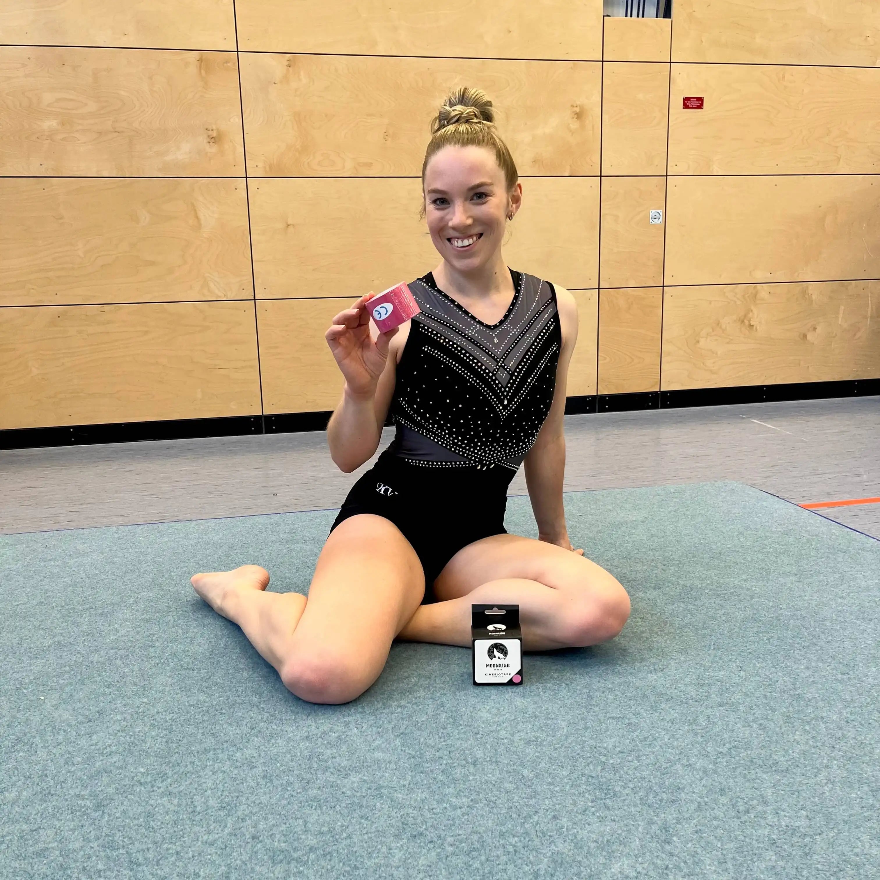 Alina Hofmann - Turnerin der 3.Bundesliga  mit dem Kinesiotape von MoonKing Sports