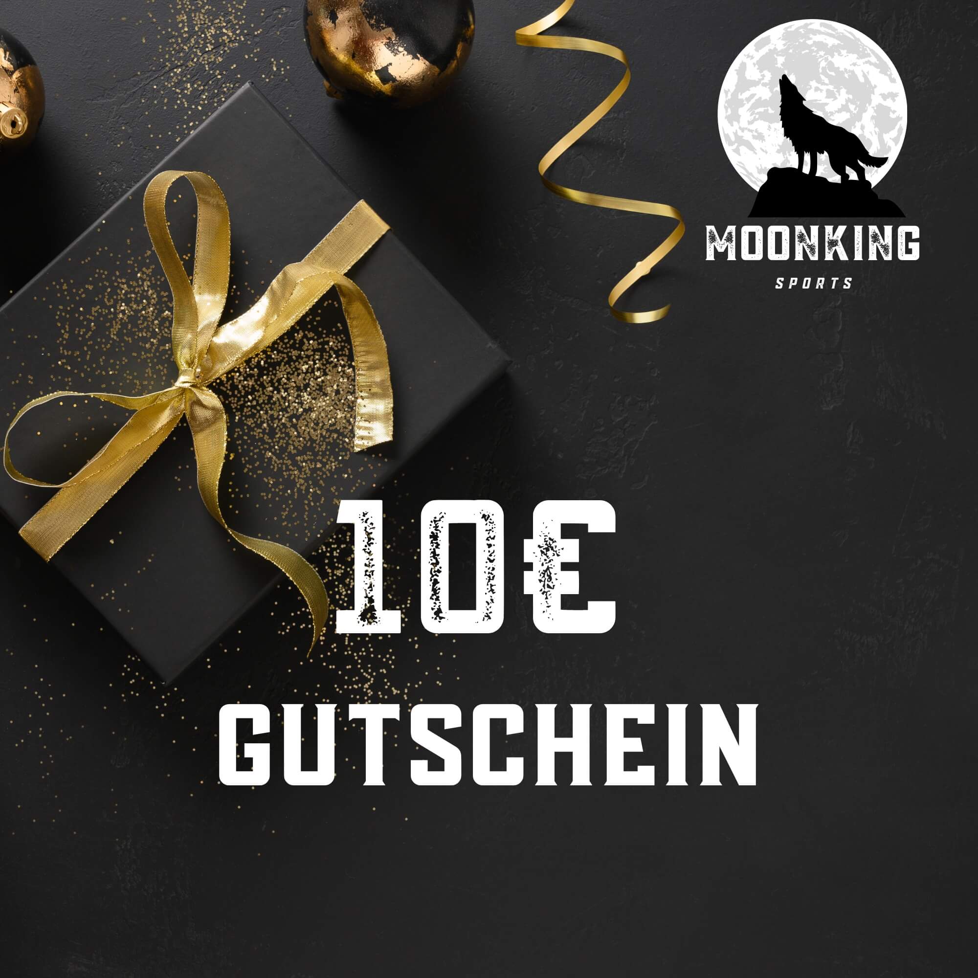 Eine schwarze Geschenkbox, geschmückt mit einer goldenen Schleife und Glitzer, liegt auf einer dunklen Oberfläche, umgeben von goldenen Verzierungen. Der Text lautet „virtueller Geschenkgutschein im Wert von 10 €“. Das Logo von MoonKing, das die Silhouette eines Wolfs vor einem Vollmond zeigt, ist prominent platziert.