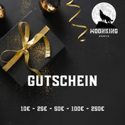 Eine schwarze Geschenkbox, verziert mit einer goldenen Schleife und Glitzer, ist neben zwei Ornamenten und einem Kräuselband auf dunklem Hintergrund platziert. Der Text „MoonKing Sports“ begleitet von einer Wolfssilhouette und verschiedenen Gutscheinwerten (10€, 25€, 50€, 100€, 250€) suggeriert den idealen virtuellen Geschenkgutschein von MoonKing für Sportbegeisterte.