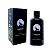 MoonKings Liquid Chalk 250 ml revolutioniert Ihren Griff und verbessert Ihre Leistung. Es wird in einer eleganten schwarzen Flasche und Schachtel geliefert. Das Design zeigt die Silhouette eines Wolfes, der bei Vollmond heult, wodurch es vielseitig für jede Umgebung einsetzbar ist.