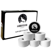 Eine Pyramide aus weißen Profi-Sporttape-Rollen steht vor einer schwarz-weißen Box mit der Aufschrift „MoonKing“. Die Box, die Stabilität bieten und Verletzungen vorbeugen soll, ist mit einem Logo versehen, das einen heulenden Wolf vor dem Mond zeigt.