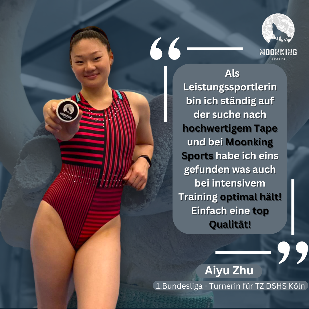 Eine Turnerin in einem rot gestreiften Turnanzug hält ein schwarzes Gefäß. Der Text neben ihr macht Werbung für das Sporttape von Moonking und hebt dessen Qualität und Wirksamkeit hervor. Das Bild zeigt außerdem das Moonking-Logo und erwähnt Aiyu Zhu, eine Bundesliga-Turnerin der TZ DSHS Köln.